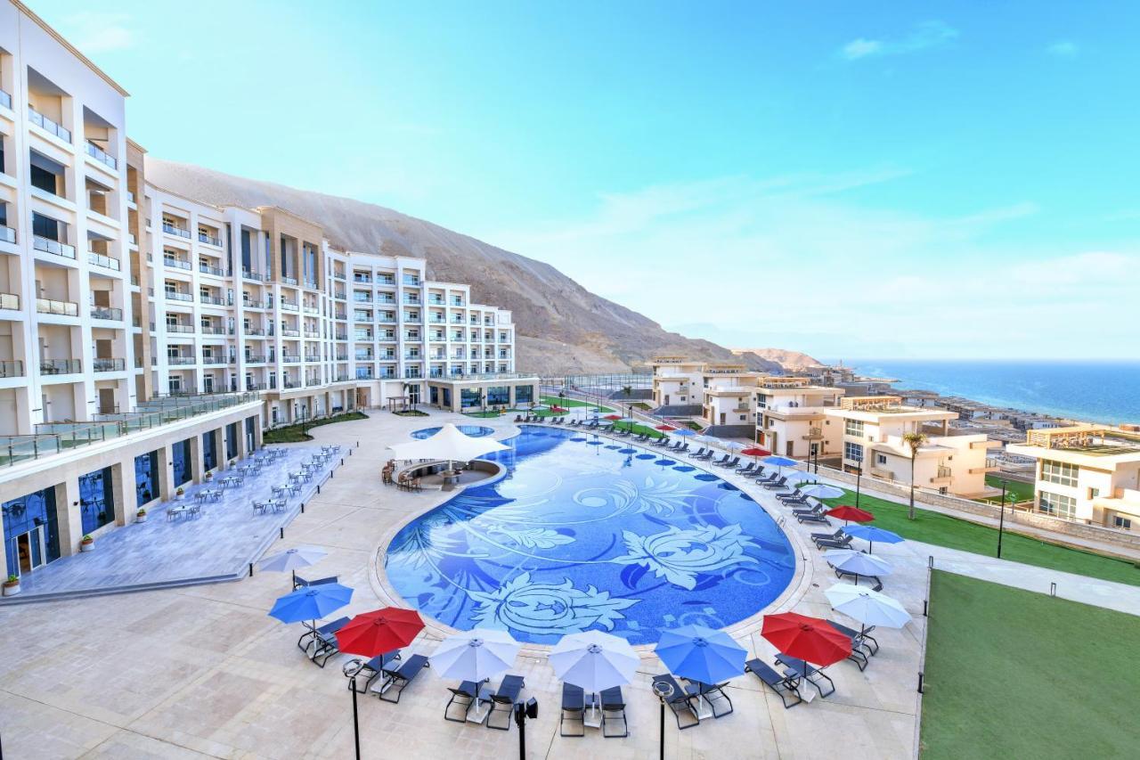 Tolip Resort El Galala Hills Айн Сохна Екстериор снимка The swimming pool at the resort