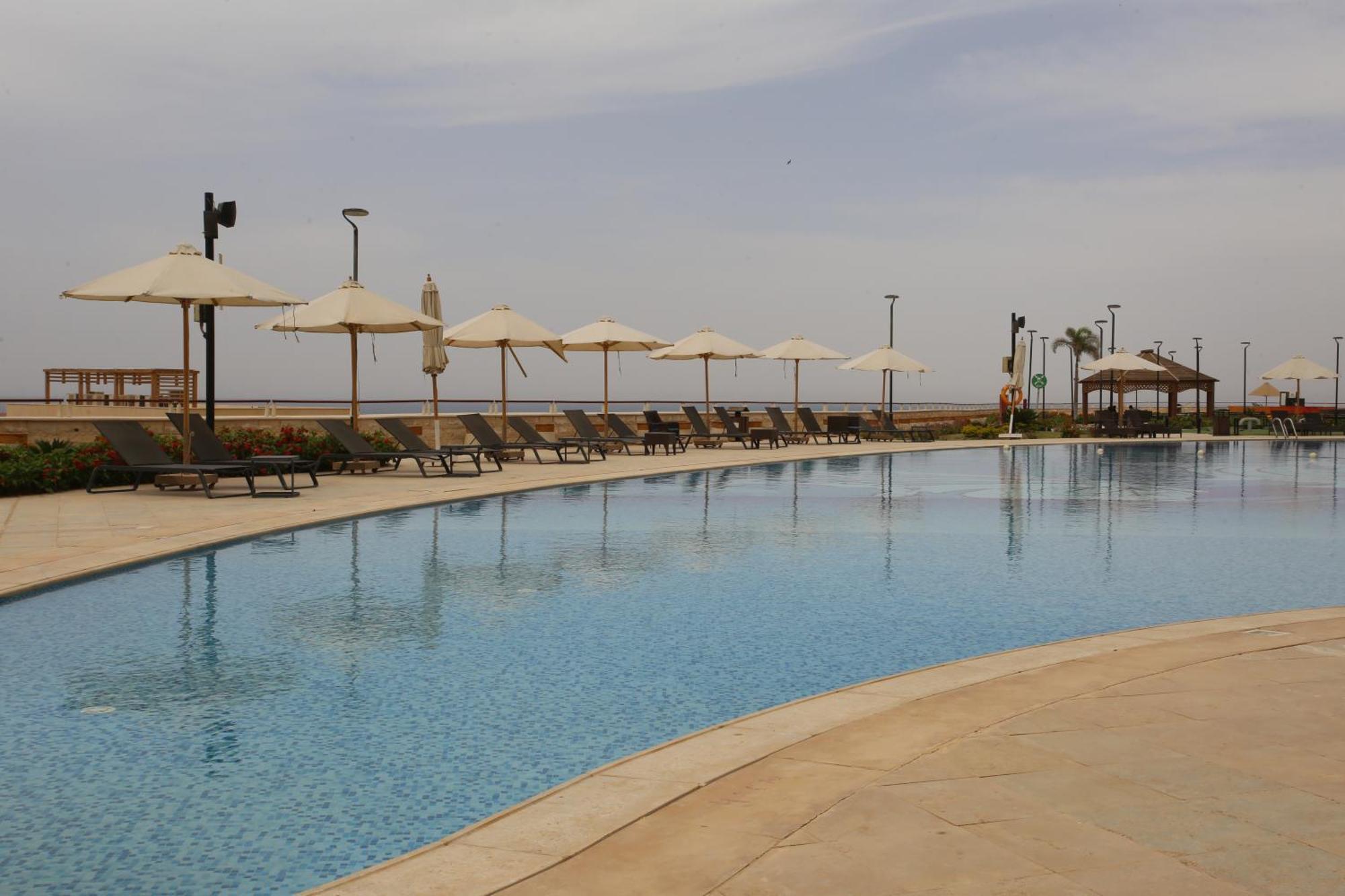 Tolip Resort El Galala Hills Айн Сохна Екстериор снимка The pool at the Dead Sea Spa Magdala